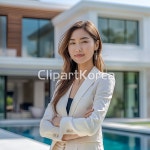 새로 건설된 고급주택 앞에서 행복하게 웃고 있는 한국인 여성 또는 부동산 중개인 / tai00050000807 / JPG - 멤버십 AI이미지