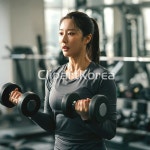 헬스장에서 상체 트레이닝을 하고있는 여성의 모습 / tci00490000028 / JPG - 멤버십 AI이미지