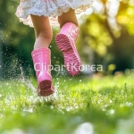 비가 내린 후 공원 잔디에 생긴 물 웅덩이를 장화를 신고 뛰어 다니며 노는 어린이의 다리 클로즈업 / tai00050002224 / JPG - 멤버십 AI이미지
