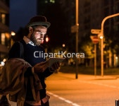 해외작가포토 - 클립아트코리아 :: 통로이미지(주) 25-29세,__적합한콘텐츠,거리,길,남자,내려다보기,도시,독일,라이프스타일,모자,무선통신,바쁨... 