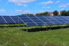 Solar Power Plant, Blue Solar Panels On A Field With Fresh Green Grass Under Blue Sky With Clouds 로열티 무료 사진, 그림... 