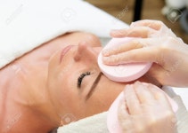 Cleaning Forehead With Facial Sponges Spa Treatment Professional Service 로열티 무료 사진, 그림, 이미지 그리고... 