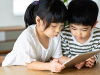 絵本の読み聞かせ、紙とデジタルデバイスで違いはある？　東大特任助教・佐藤賢輔さんに聞く|学習と健康・成長|朝日新聞EduA