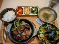 일본 김천에서 판매 중인 한식 메뉴들.jpg > 유머방 | 뀨잉넷 - 온세상 모든 웹코믹이 모이는 곳 일본-김천에서-판매-중인-한식-메뉴들jpg