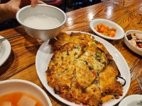 빈대떡에 막걸리 vs 오토코노코야키에 생맥주 > 유머방 | 뀨잉넷 - 온세상 모든 웹코믹이 모이는 곳 빈대떡에-막걸리-vs-오토코노코야키에-생맥주