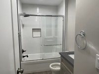 라크라센타 2 베드 1 den, 2 full bath $3730