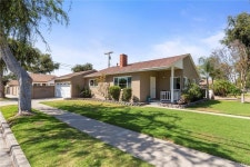 Fullerton 3베드 2 베스 단층하우스 - 라디오코리아