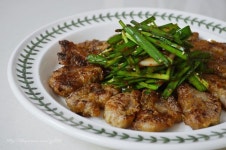 돼지고기 찹쌀구이와 향긋한 부추무침의 만남~