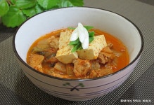 얼큰하면서도 깊은 맛이 좋은 돼지고기 김치찌개