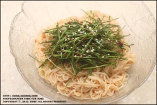 간장양념으로 깔끔하게 맛을낸 영양부추 비빔국수 간장양념으로 깔끔하게 맛을낸 영양부추 비빔국수 