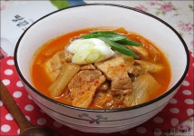 칼칼하고 깊은 돼지고기 김치찌개