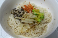 깔끔한 간장 비빔국수