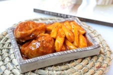 한입 넣으면 바로 중독되는 만두떡볶이