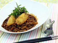 감자 크로켓과 짜장면의 콜라보레이션 감자 크로켓과 짜장면의 콜라보레이션 