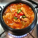 얼큰한 돼지고기 묵은지 김치찌개