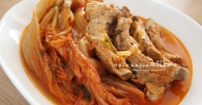 등갈비김치찜 - 새콤한 신 김치의 매력 진정 밥도둑