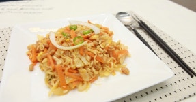 신라면 컵으로 샘오취리의 나라 가나 스타일의 건강 볶음면을 만들어요 신라면 컵으로 샘오취리의 나라 가나 스타일의 건강 볶음면을 만들어요 