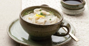 속이 꽉 찬 뜨끈한 만두국