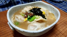 김치와 돼지고기 듬뿍 넣은 만두국