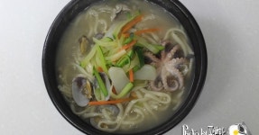 후루룩 쫀득 쭈꾸미칼국수!