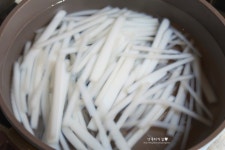 청포묵무침, 향긋한 미나리를 넣어 맛있게