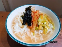 제철 채소 고명과 멸치육수로 시원한 잔치국수