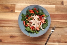 닭가슴살과 시금치 딸기 샐러드