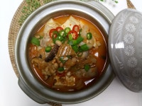 묵은지와 쫀득한 삼겹살을 넣어 끓인 김치청국장찌개
