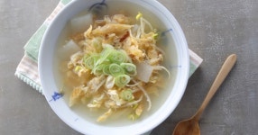 지친 속 달래주는 시원 칼칼한 황태해장국