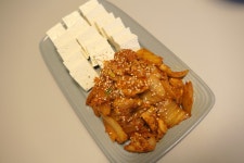 반찬으로도 술안주로도 제격! 돼지고기가 들어간 두부김치