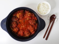 사골국으로 맛있게 매운 돼지고기 김치말이찜 만들기