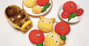 돼지쿠키 만들기 황금돼지랑 산딸기맛 장미모양으로 만들었어요 :)