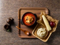 칼칼한 국밥과 쫄깃한 칼국수의 만남! 육칼국밥