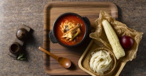 칼칼한 국밥과 쫄깃한 칼국수의 만남! 육칼국밥