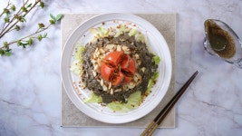 고소한 땅콩소스에 쫄깃한 칼국수! 샐러드칼국수 ★