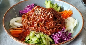 채소 듬뿍 새콤달콤 메밀 비빔면 만들기 면요리