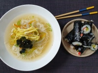 [혼밥 세트] 잔치국수 한그릇+김밥 한입 [혼밥 세트] 잔치국수 한그릇+김밥 한입 