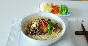 잔치국수 정성 한 스푼 정갈 한 스푼 만들었어요