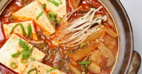 돼지고기 듬뿍 넣어 더 맛있는 김치찌개 레시피