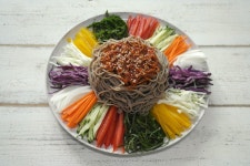 온 가족이 즐길 수 있는 맛있는 면요리 쟁반국수 만드는 법