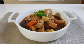 닭볶음탕일까.. 찜닭일까.. 그 어디쯤...