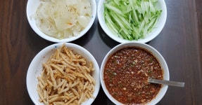 잔치국수에 화려한 고명들~~