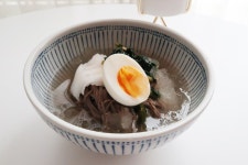 메밀국수와 냉면육수로 만든 물막국수