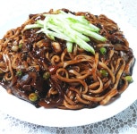 집에서도 쟁반짜장면 맛나게 먹어요.