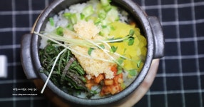 김치 날치알밥. 오독오독 씹히는 날치 따끈한 뚝배기에 먹으면 기분좋아지죠