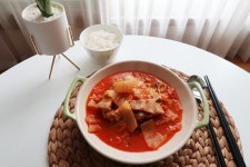 고기의 맛이 깊게 우러난 돼지고기 김치찌개 만들기