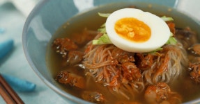 골뱅이냉면 : 맵달한 골뱅이무침과 시원한 냉면으로 집에서 여름휴가 만끽하기~! 골뱅이냉면 : 맵달한 골뱅이무침과 시원한 냉면으로 집에서... 