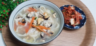 둘이 먹다가 하나가 사라져도 모르는 홍합요리 쫄깃쫄깃 홍합칼국수~