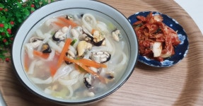 둘이 먹다가 하나가 사라져도 모르는 홍합요리 쫄깃쫄깃 홍합칼국수~