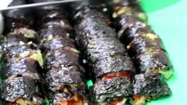 자꾸만 집어먹게되는 순삭 김밥요리 우엉김밥 레시피
